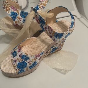💥 bundle and make a offer/ brand new cute wedge sandals 👡